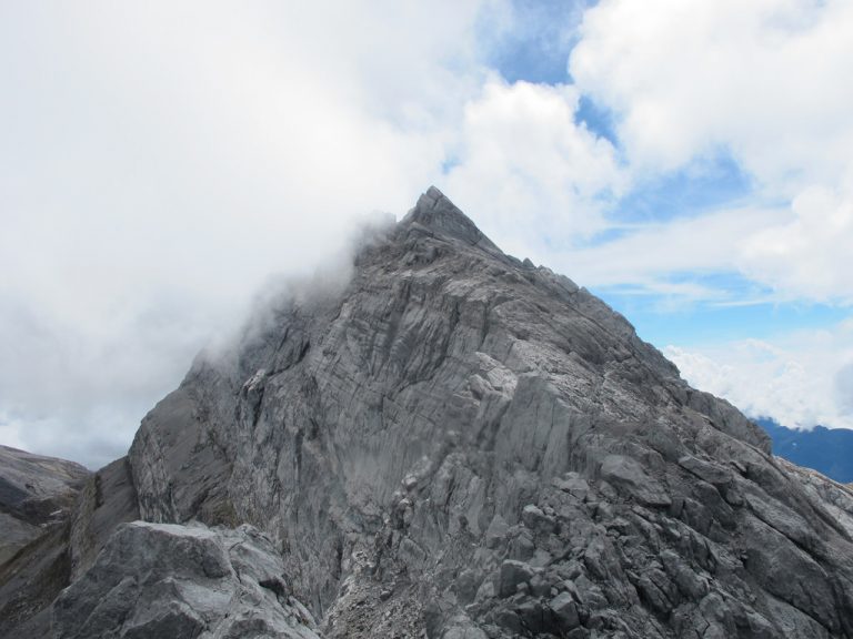 10 Gunung Tertinggi di Asia Tenggara yang Wajib Diketahui ...