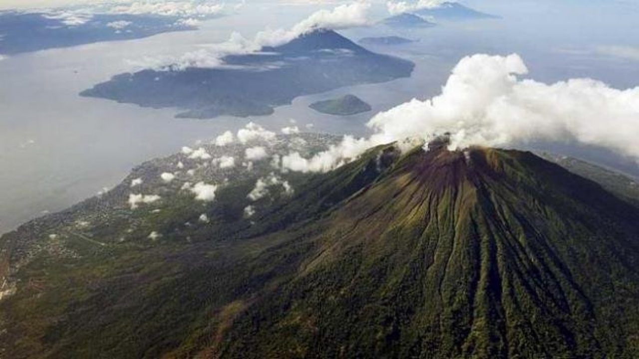 5 Gunung Yang Ada Di Kepulauan Maluku Bahkan Masuk Seven Summit Di Indonesia Ilmugeografi Com